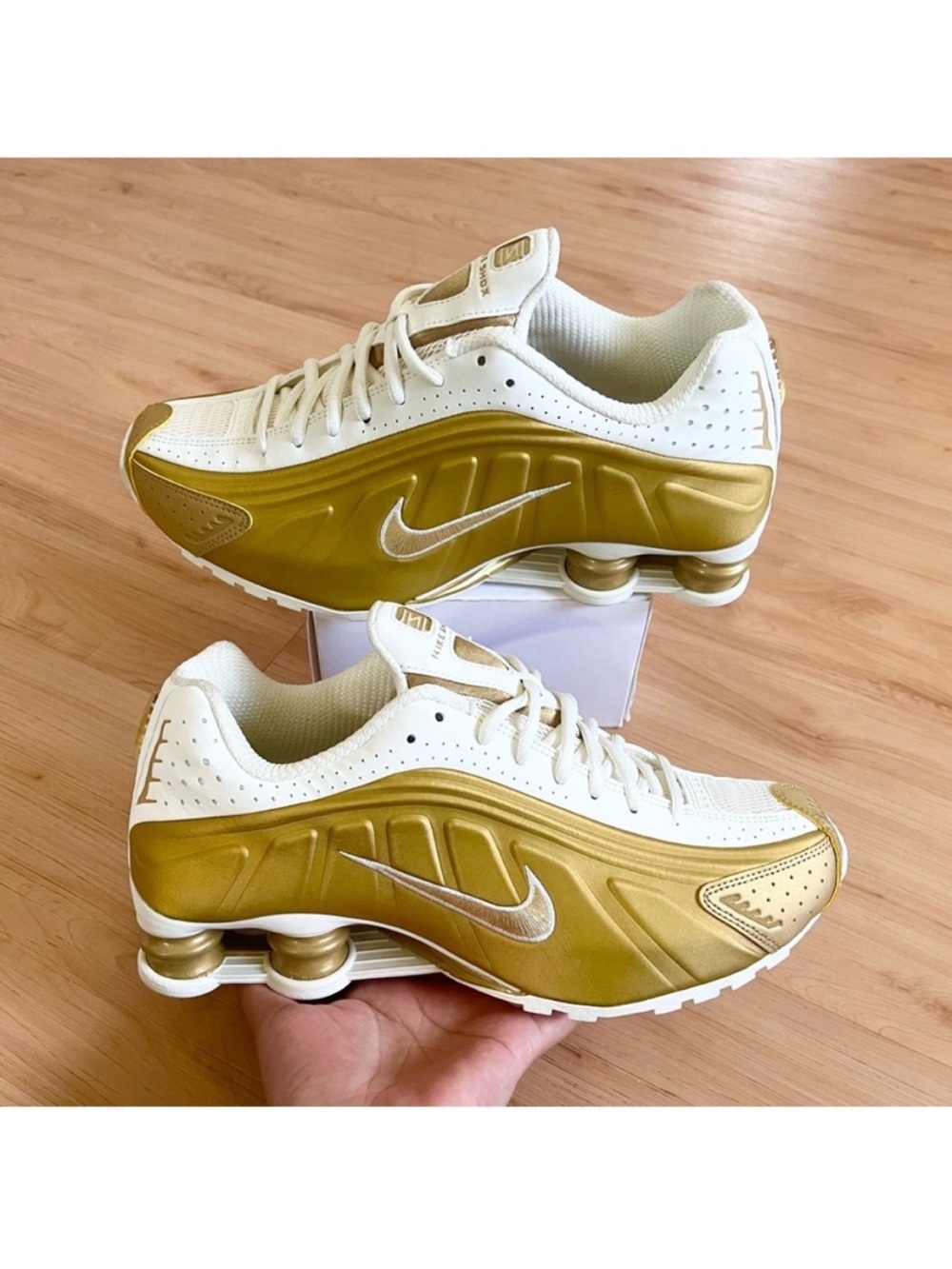 Nike Shox R4 Soft Pearl Metallic Gold GS BRAND
Women 10.0 US